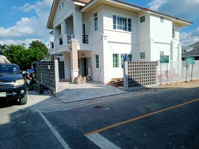 ขายบ้านแฝด 2 ชั้น สไตล์โคโลเนียล ทำเลดีมาก จังหวัดเชียงใหม่ ขายบ้านแฝด 2 ชั้น สไตล์โคโลเนียล ทำเลดีมาก จังหวัดเชียงใหม่