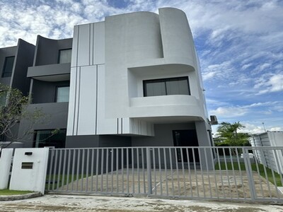 ให้เช่าบ้าน3ชั้นหลังมุมสระว่ายน้ำย่านลาดกระบังอ่อนนุชใกล้สนามบิน