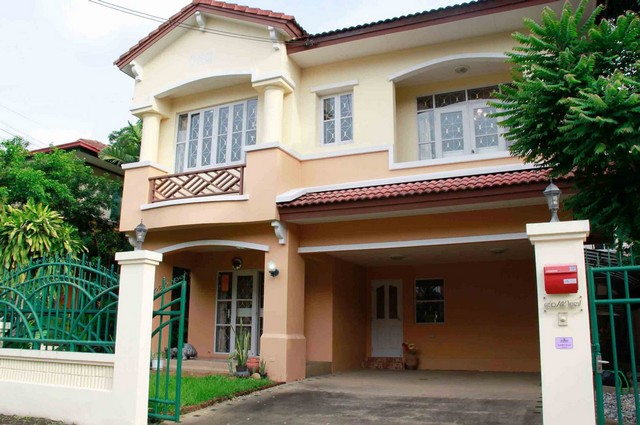 ให้เช่าบ้านเดี่ยว 2 ชั้น 65 ตรว. 3 ห้องนอน โครงการมัณฑนา - พระยาสุเรนทร์ 26 เฟอร์พร้อมอยู่ ใกล้ MRT บางชัน