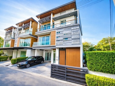 เซ็นทรัลลาดพร้าว  ห้าแยก สระว่ายน้ำพรีเมียม  บ้านหรู 3 ชั้น  4นอน