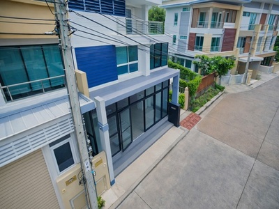 ทาวน์โฮม 3 ชั้นหลังมุม 3 นอน ป.ป.ท. ใกล้เซ็นทรัล แจ้งวัฒนะ 550 ม.