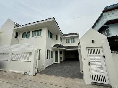  ให้เช่าบ้านเดี่ยว 2 ชั้น รีโนเวทใหม่  ย่านหัวหมากซอย 9 รามคำแหง