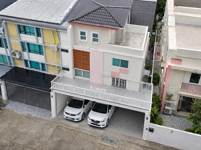 เซ็นทรัลอีสต์วิลล์  ถ.ลาดพร้าว นาคนิวาส12-22  บ้าน 4ชั้น กว้าง 8 