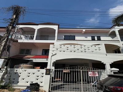 ขายด่วน 4.9 ล้าน 25.7 ตรว. ทาวน์โฮม 3 ชั้น เชียงใหม่แลนด์ รีโนเวท