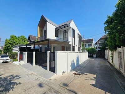ขายบ้านเดี่ยว 2 ชั้นหลังมุม 42 ตรว. 3 นอน รีโนเวทใหม่ ถนนสุขุมวิท