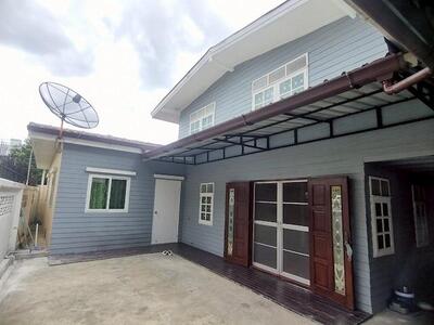 ให้เช่าบ้านเดี่ยว 1 ชั้น 2 หลัง ในพื้นที่เดียวกัน พหลโยธิน 62 ปทุ