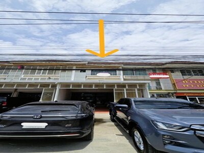 ตึก 3 ชั้น ริมถนน 28 ตร.ว. หน้าหมู่บ้าน ลัดดาวิลล์1 - 2 