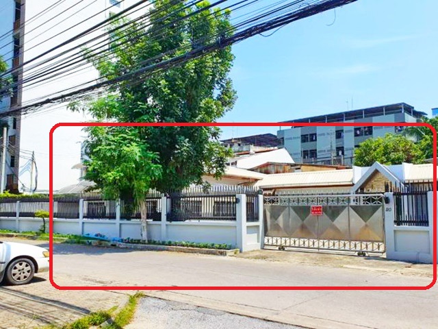   นานาชาตินีวา. โชคชัย4 ลาดพร้าว111-117 บางกะปิ 20จอดรถ 2ชั้น 5นอน  92ตรว.เซ็นทรัล อีสต์วิลล์ 