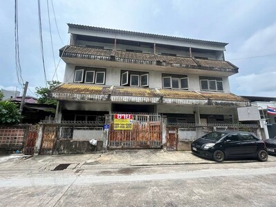 ขายที่ดินพร้อมสิ่งปลูกสร้าง  112 ตารางวา   รามคำแหงซอย 8 แยก 8