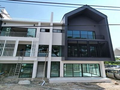 ราคาเริ่มที่ 4.6 ล. สันทราย ติดถนนใหญ่ อาคาร 3 ชั้นครึ่ง ดีไซน์โด