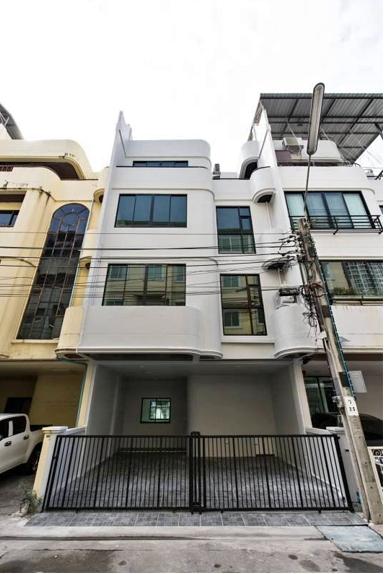 ให้เช่าทาวน์โฮม4ชั้นย่านวงเวียนใหญ่ธนบุรีเจริญนครตากสินคลองสานใกล้BTSกรุงธนบุรี 