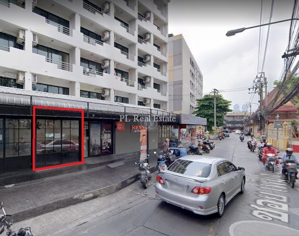 ให้เช่าพื้นที่ร้านค้า พื้นที่ใช้สอย 10 ตรม.เหมาะเปิดเป็นร้านค้า ติดถนนในซอย ย่านมหาลัยหอการค้า 