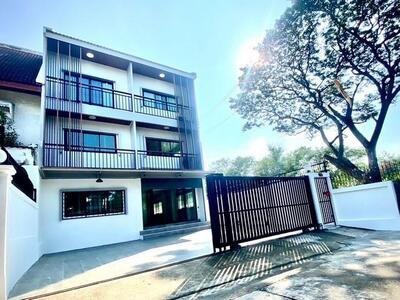 ให้เช่าอาคารพาณิชย์ หลังมุม ซอยศรีนครินทร์ 45